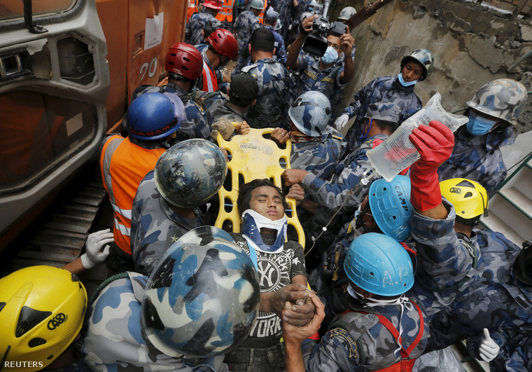 Négy hónapos kisbabát mentettek ki a romok alól  Nepálban (Fotókkal)