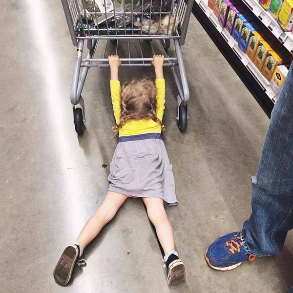 Vicces vagy szomorú? 11 fotó gyerekekről, akik nagyon unják a bevásárlást