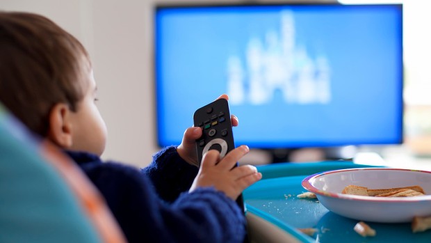 A gyerekek és a tévénézés - Milyen műsorokat nézhet a kisgyerek? Mit ne engedjen a szülő? Jó-e, ha nincs a családban tévé? Pszichológus válaszol
