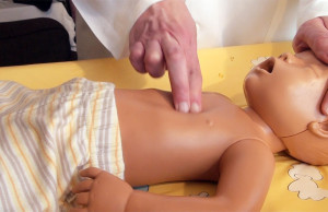 Újraélesztés menete csecsemőknél, kisgyermekeknél: ezt kell tenned lépésről lépésre! - A mentőtiszt tanácsai