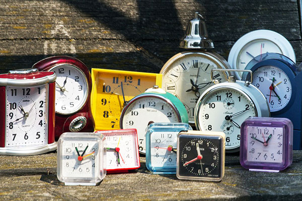Óraátállítás 2016 - Melyik napra esik idén a tavaszi óraátállítás? Előre vagy hátra kell tekerni az órát a nyári időszámítás kezdetén?