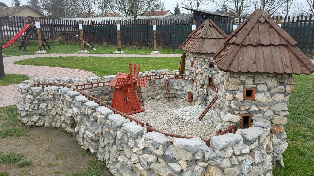 Dinnyési Várpark: különleges szabadidős park 30 középkori magyar vár mini változatával - Ezt a gyerekeknek is látnia kell!