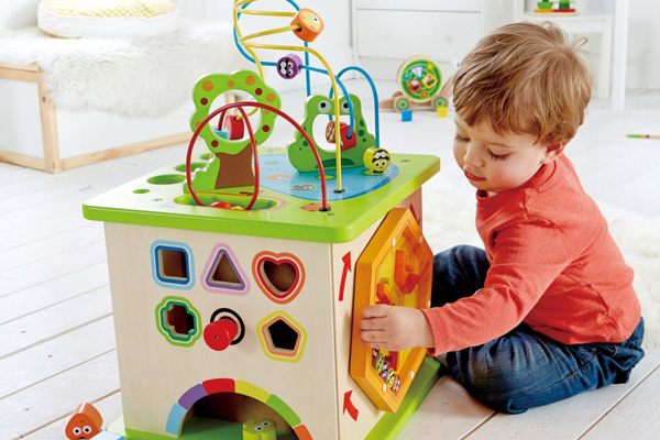 Ezek a játékok fejlesztik legjobban a gyereket! Pszichológus javaslatai 0-10 éves korig - Mire figyelj, ha játékot veszel?