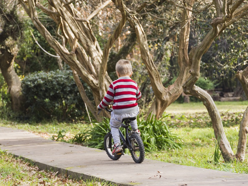 Magányosan biciklizett az út mentén a 4 éves kisfiú