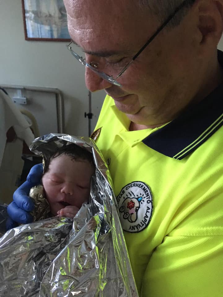 Autóban született meg ez a tündéri kislány Budapesten! Nem várta meg, amíg beérnek a kórházba anyukájával