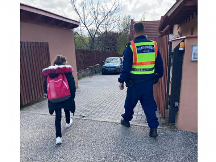 Síró iskoláslányra találtak rá a rendőrök egy velencei buszmegállóban - Ezt mesélte a kislány a rendőröknek