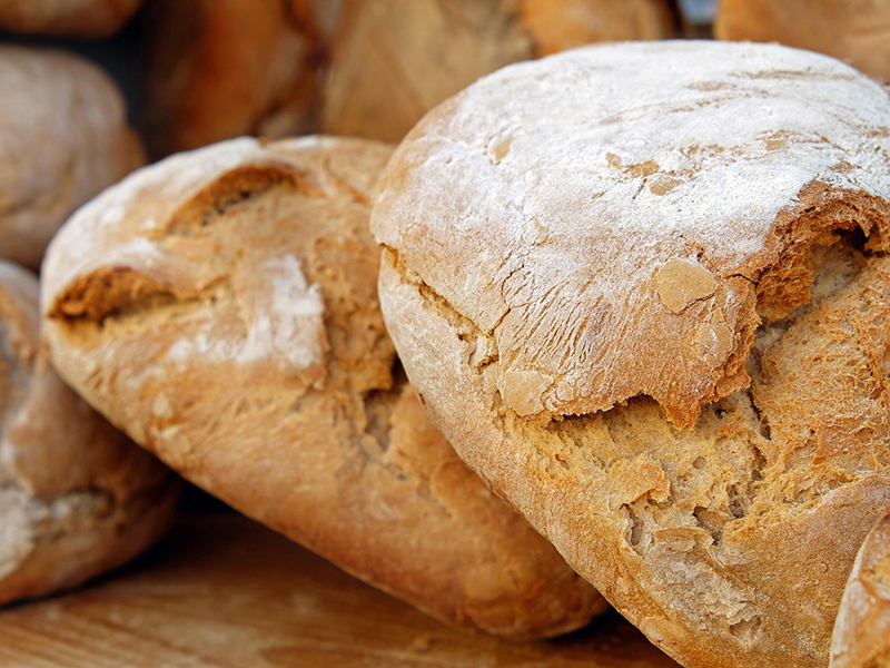 Aszály, elszabaduló költségek, drágulás: Ennyibe kerülhet a liszt és a kenyér az árstop után