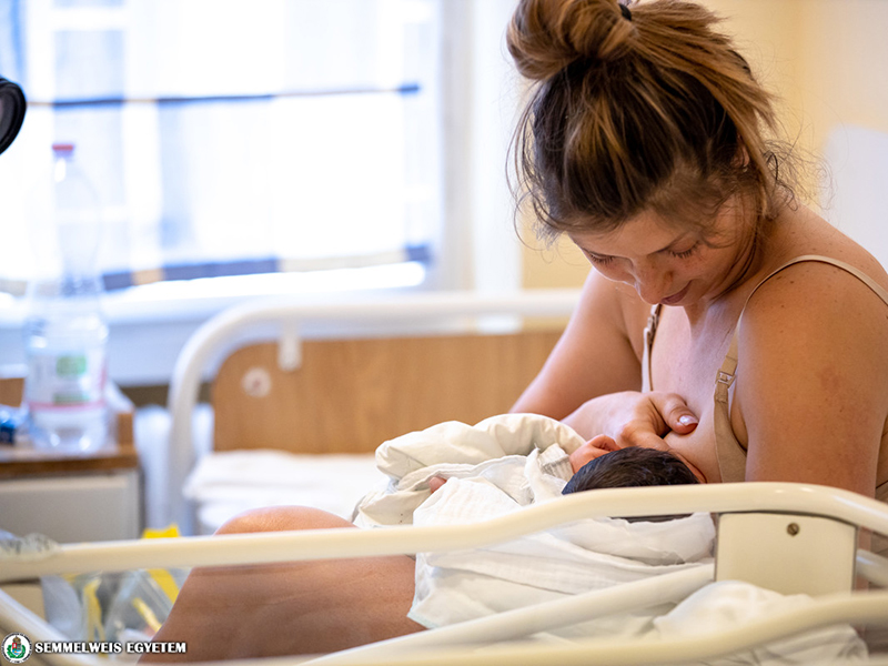 Szoptatási pózok: Így kell helyesen mellre tenni a babát, hogy ne sebesedjen ki a mellbimbó