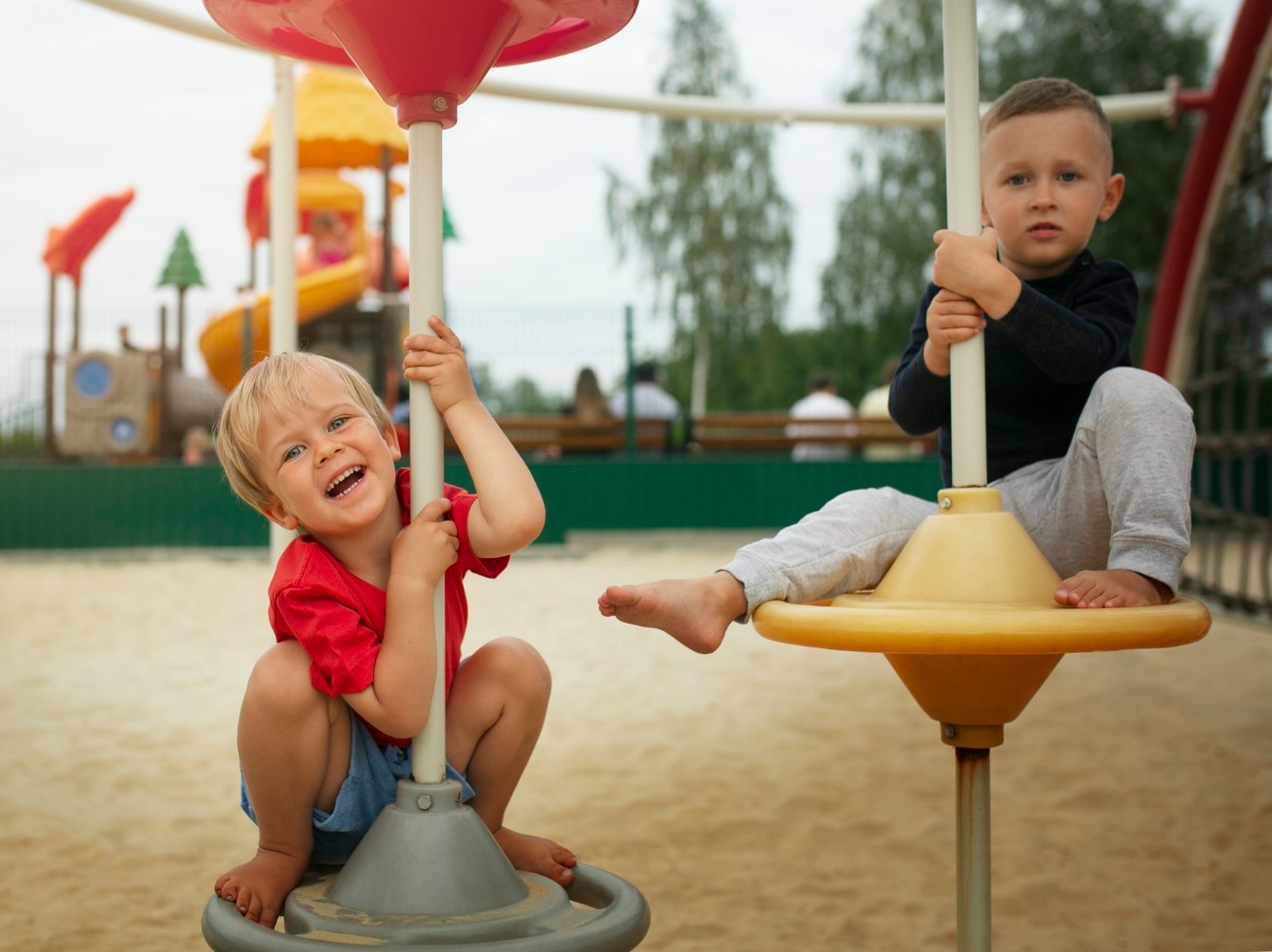 Játszótéri konfliktusok - Vekerdy szerint így kezelheted a mindent jobban tudó, kritizáló anyákat a játszótéren