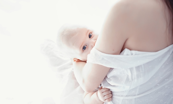 Szoptatás világhete: 6 hónapos korára már csak a babák fele kap anyatejet