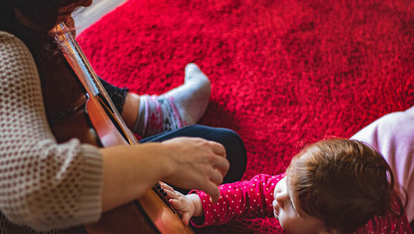 Miért énekelj, zenélj együtt a gyermekeddel? - Így fejleszti a gyerek érzelmi intelligenciáját a közös zenélés