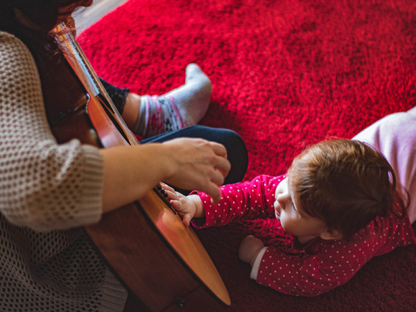 Miért énekelj, zenélj együtt a gyermekeddel? - Így fejleszti a gyerek érzelmi intelligenciáját a közös zenélés