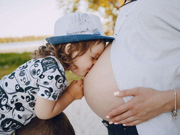 Kánikula terhesség alatt vagy kisbabával: Mire figyeljenek a kismamák és a kisbabás szülők a hőségben?