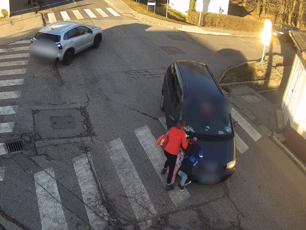 Sokkoló videó: Az édesanya rántja vissza gyermekeit a zebrán gázoló autó elől