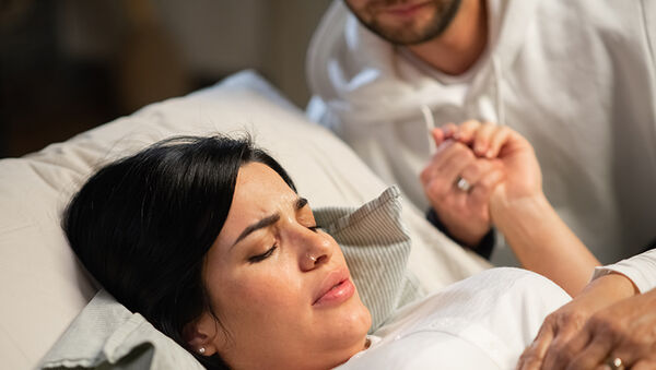 Amikor beindul a szülés: Miben segíthet az apuka a vajúdó párjának? Mikor kell a kórházba indulni? Mikor szükséges mentőt hívni? 