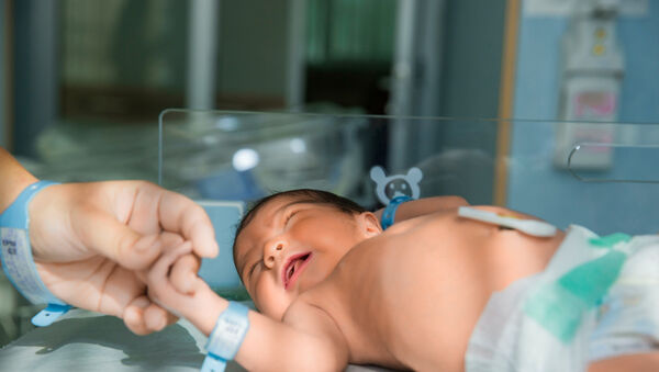 Újszülött babát tettek Veszprémben a kórház babamentő inkubátorába