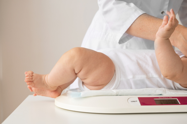 Csecsemőkori túltápláltság és elhízás - Miért lehet gond az, ha a kisbaba túl sokat eszik?