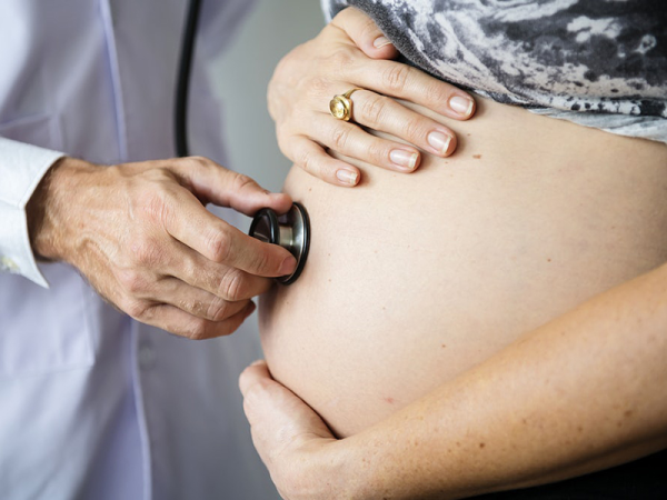 Magas vérnyomás a terhesség előtt és alatt: Milyen tünetekre figyelj oda? - Szülész-nőgyógyász válaszol