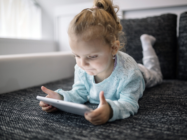 Gyerekek az internet előtt: Miért veszélyes, ha hagyod a gyereket egyedül internetezni? - Szakember véleménye