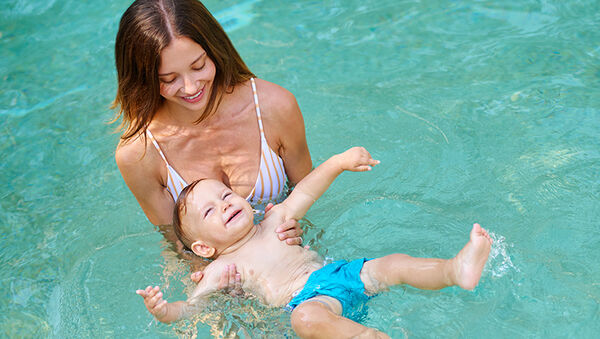 5 hasznos vízi gyakorlat babáknak: Így fejleszd a kisbabád a vízparti nyaralás alatt vagy a kerti medencében