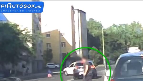 Minden szülő rémálma: Kis játékmotorjával az úttesten száguldozott egy kisgyerek, az autósok mentették meg - Videó