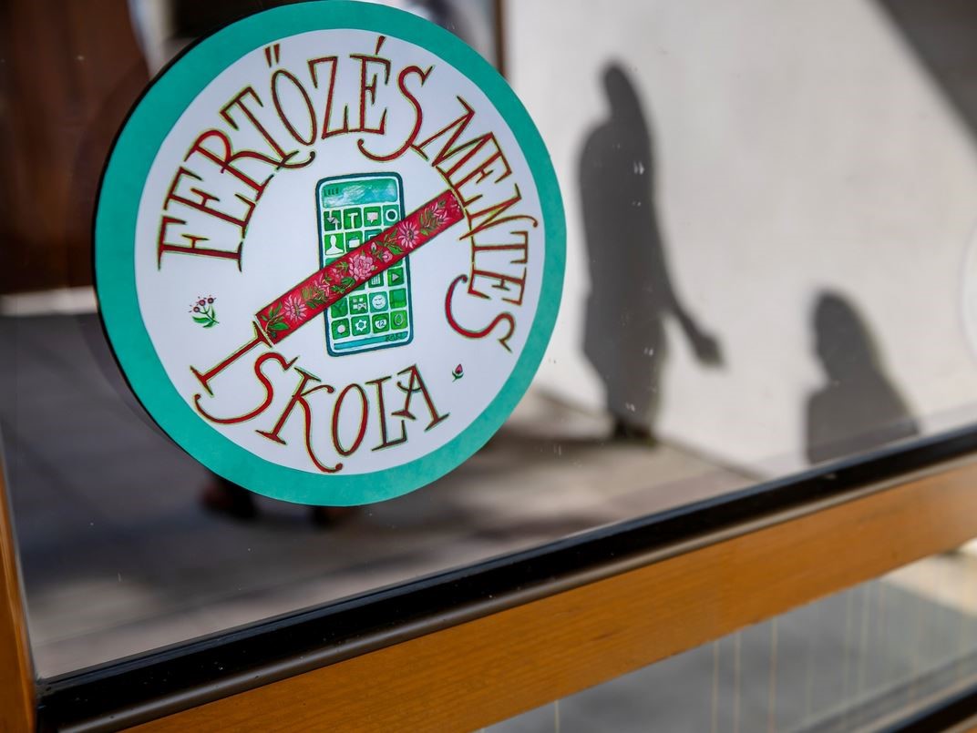 Teljes tiltás: Egy magyar iskola tanulóinak nem csak a suliban, de otthon is tilos a mobilozás nyolcadikos korukig