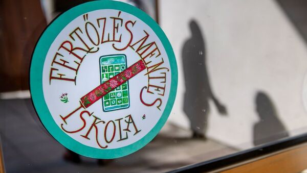 Teljes tiltás: Egy magyar iskola tanulóinak nem csak a suliban, de otthon is tilos a mobilozás nyolcadikos korukig