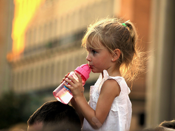 Mennyit iszik a gyerek egy nap? Ennyi lenne az ideális a dietetikus szerint