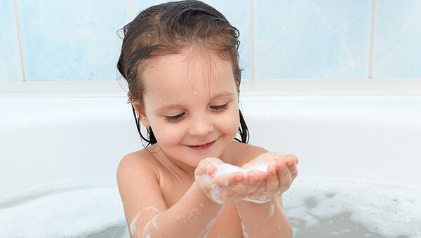 Meztelenség és együtt fürdés: Hogyan hat a gyerekre? - Ezt mondja a pszichológus