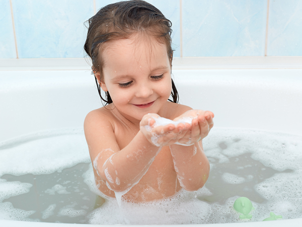 Meztelenség és együtt fürdés: Hogyan hat a gyerekre? - Ezt mondja a pszichológus