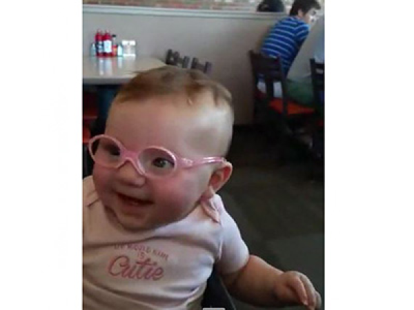 Először látja meg a kisbaba a szüleit egy szemüveg segítségével - Tündéri a reakciója