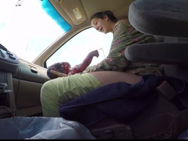 Szülés videó: az autóban szült a kismama, miközben a kórházba siettek
