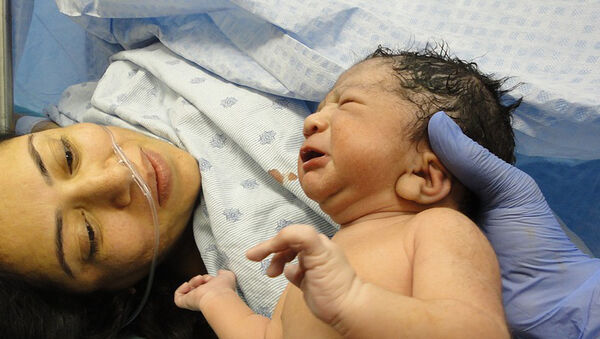 Oxitocin hatása a babára és a mamára - Mi a szerepe szülés közben és utána?