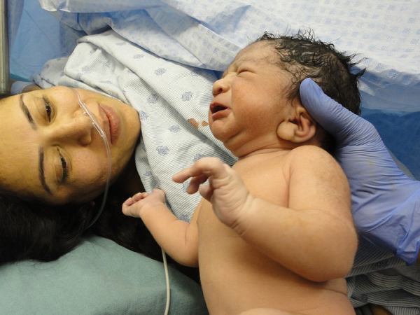 Oxitocin hatása a babára és a mamára - Mi a szerepe szülés közben és utána?