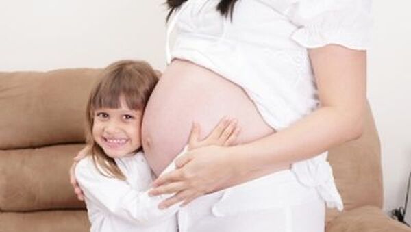 Hogyan készítsd fel a gyermeked a kistestvér fogadására? Egy anyuka szívmelengető módszere