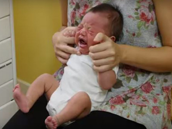 Így nyugtasd meg a síró babát! A gyermekorvos megmutatta a bűvös mozdulatot