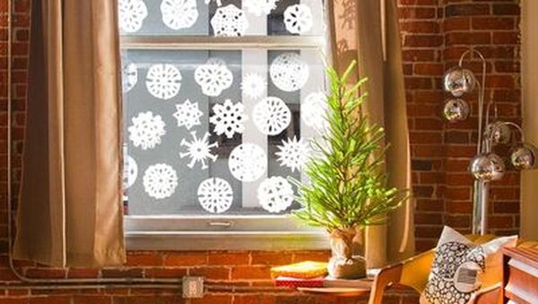 Hópehely papírból: így készítsd el lépésről lépésre a látványos ablakdekorációt!