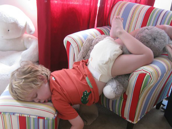 10 fotó, ami bizonyítja, hogy a gyerekek tényleg bárhol képesek elaludni - csak nem ott, ahol apa és anya mondja!