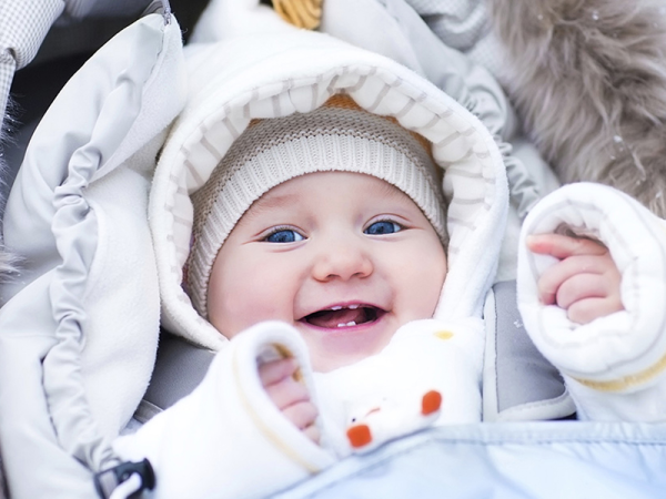 Újszülöttek, csecsemők és kisgyermekek sétáltatása télen - Mikor szabad levegőre vinni a babát? Gyermekorvos válaszol