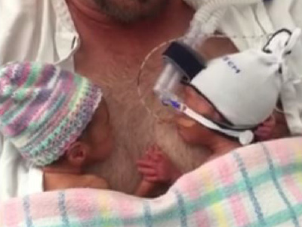 Videó: Egymás kezét fogják a koraszülött iker babák