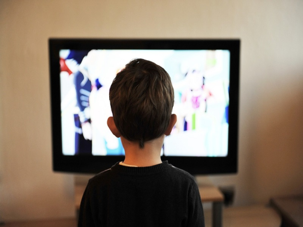 A gyerekek és a tévénézés - Milyen műsorokat nézhet a kisgyerek? Mit ne engedjen a szülő? Jó-e, ha nincs a családban tévé? Pszichológus válaszol