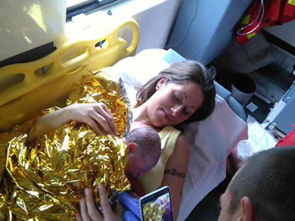 Országút mellett segítettek világra egy kisbabát a bonyhádi mentősök - Nézd, milyen tündéri a kislány!