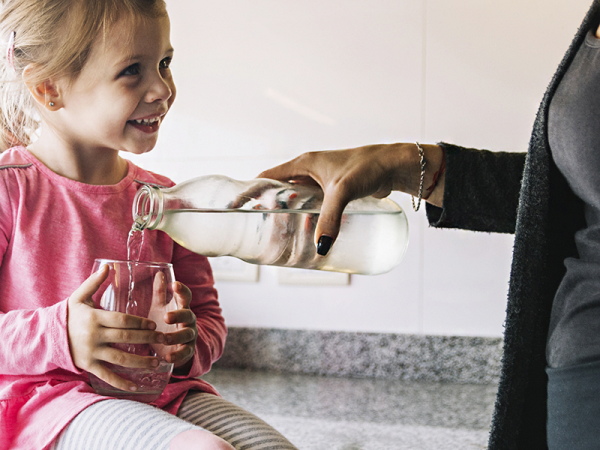 Kiszáradás gyerekeknél: mennyi folyadékot igyon a gyerek? Hogyan kerülhető el a kiszáradás betegség idején?