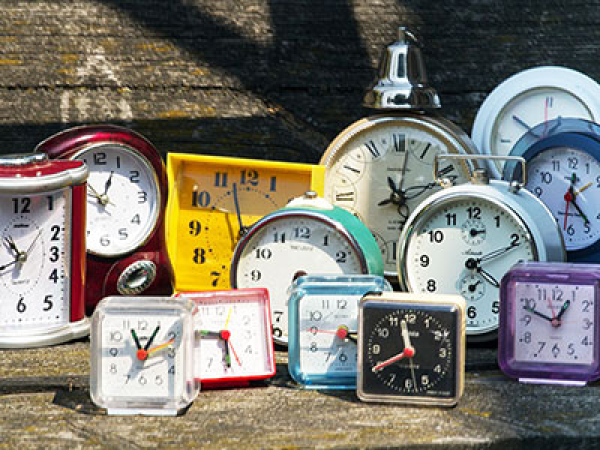 Óraátállítás 2016 - Melyik napra esik idén a tavaszi óraátállítás? Előre vagy hátra kell tekerni az órát a nyári időszámítás kezdetén?