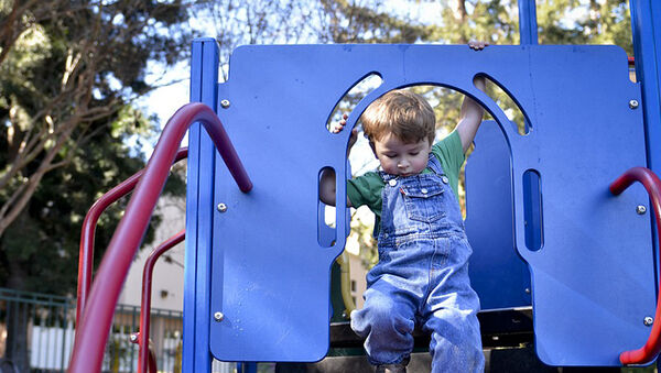4 szuper fejlesztő játék a játszótéren: mire jó a hintázás, csúszdázás, mászókázás, libikókázás?