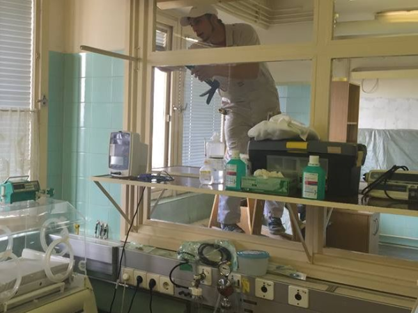 A kistarcsai szobafestő apuka tovább jótékonykodik: rászoruló kórházak kórtermeit festené ki ingyen