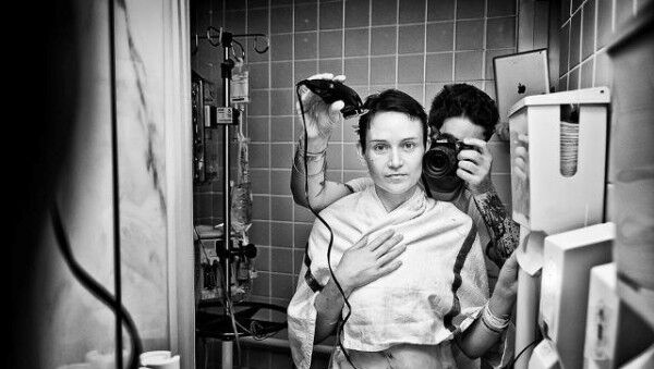 Megrázó fotósorozatban örökítette meg felesége harcát a mellrákkal - 10 kép, ami többet mond ezer szónál