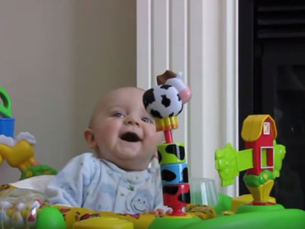 Láttál már ennyire nevetni egy kisbabát? Nem hiszed el, mi volt az oka - Videó! 