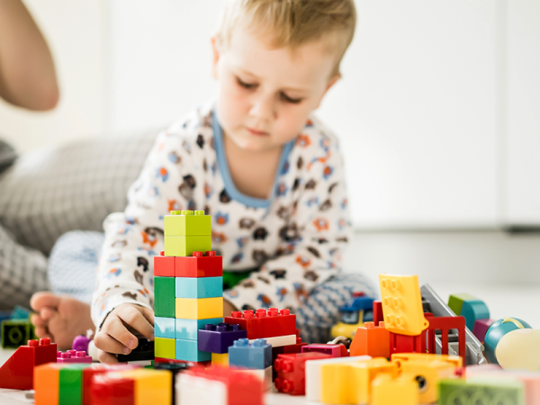 Miért fontos az építőkockázás gyerekkorban? Milyen képességeket fejleszt? Játékötletek építőkockához