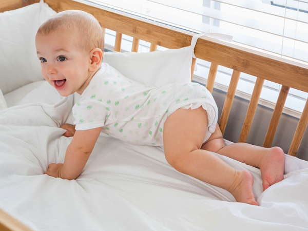 Mozgásfejlődés: mikor mit tud a baba, kisgyermek? Hónapról hónapra táblázattal - Baj, ha elmarad a kúszás-mászás?